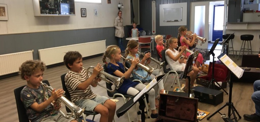 Klassikaal muzieklessen op blaasinstrumenten van start.